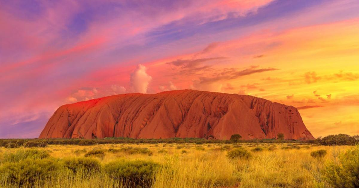 1. Uluru (Ayers Rock), Australia (348 mét): Uluru là một khối  đá sa thạch khổng lồ nằm ở trung tâm Australia. Đây là một địa điểm linh thiêng của người Anangu và là một trong những biểu tượng nổi tiếng nhất của Australia. (Ảnh: Ancient Origins)