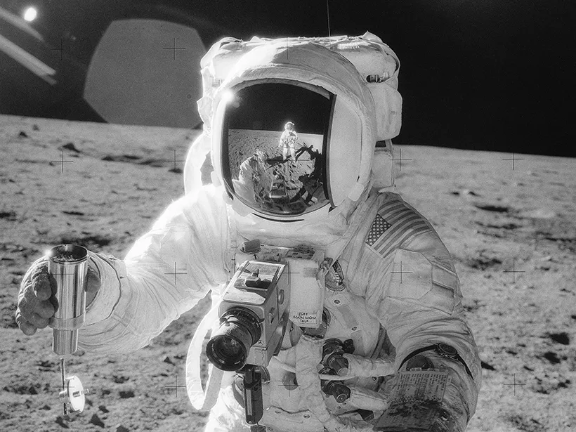 Trong những năm 1960 và 1970, khi NASA thực hiện các sứ mệnh Apollo đưa con người lên  Mặt trăng, một hiện tượng kỳ lạ đã xuất hiện: các phi hành gia trở về từ Mặt trăng đều mắc phải một căn bệnh kỳ lạ được gọi là “lunar hay fever” hay "sốt dị ứng Mặt trăng".