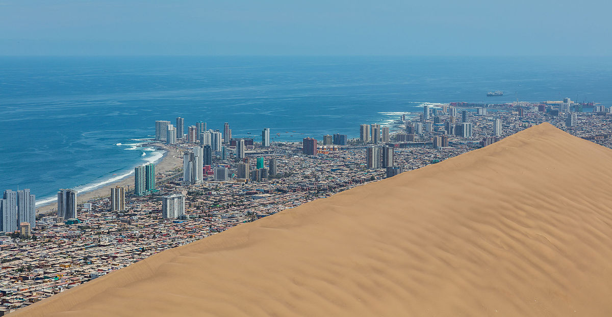 Iquique, một  thành phố nhỏ nằm ở miền bắc Chile, nổi tiếng với những điều kỳ lạ và độc đáo. Được mệnh danh là “thành phố kỳ quan của thế giới”, Iquique nằm bên bờ Thái Bình Dương nhưng lại không có mưa trong suốt hơn 400 năm qua. Điều này khiến Iquique trở thành một trong những nơi khô hạn nhất trên Trái Đất, nằm giữa sa mạc Atacama khắc nghiệt. (Ảnh: Wikipedia)