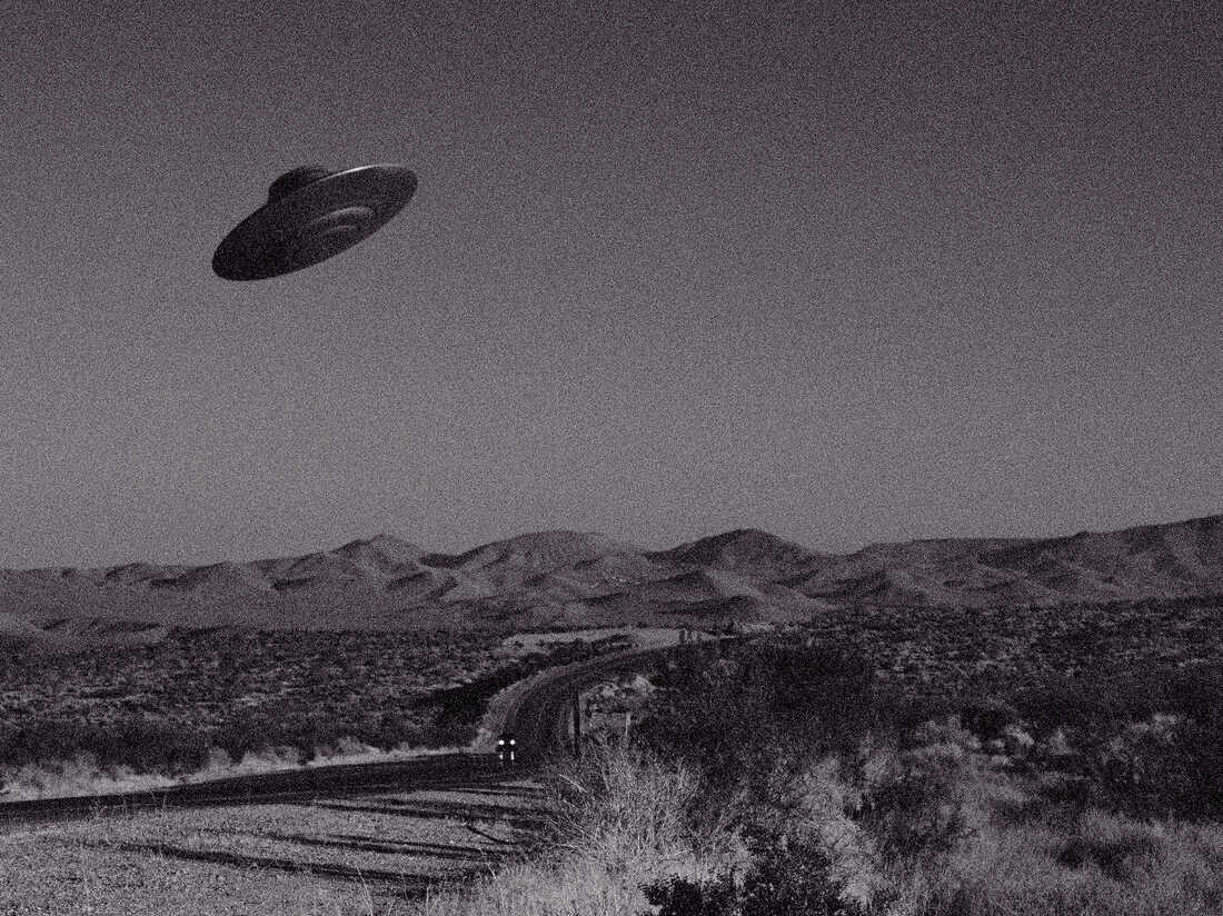 1. Vụ Roswell, New Mexico, Mỹ (1947): Vụ Roswell là một trong những sự kiện  UFO nổi tiếng nhất. Một vật thể không xác định đã rơi xuống một trang trại gần Roswell. Ban đầu, quân đội Mỹ tuyên bố đó là một “đĩa bay”, nhưng sau đó lại nói rằng đó chỉ là một khinh khí cầu thời tiết.(Ảnh:NPR)