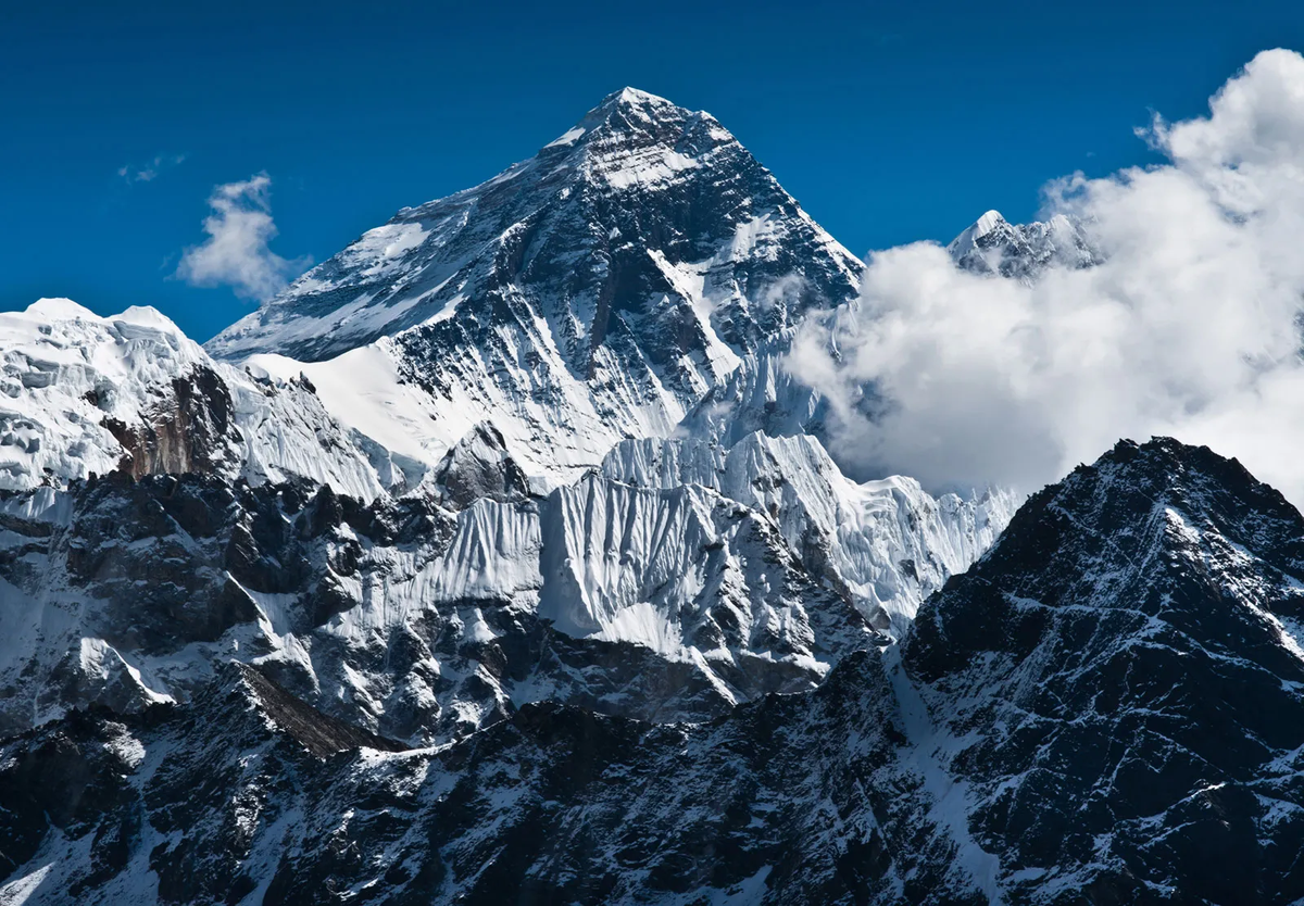 " Nóc nhà thế giới" Everest, ngọn núi cao nhất thế giới, không chỉ là biểu tượng của sự chinh phục và khám phá mà còn là một minh chứng sống động cho những biến đổi địa chất không ngừng của Trái Đất. Mặc dù đã đạt độ cao 8.848,86 mét vào năm 2020, Everest vẫn tiếp tục cao thêm mỗi năm. Vậy nguyên nhân nào đứng sau hiện tượng này? (Ảnh: Britannica)