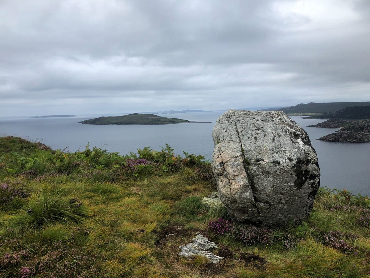 Trong suốt Thế chiến II, Đảo Gruinard, một  hòn đảo nhỏ nằm ngoài khơi bờ biển Scotland, đã trở thành một phần tối tăm của lịch sử. Với chiều dài chỉ khoảng 2km, đảo Gruinard ban đầu là một nơi hoang sơ, chỉ có vài con cừu và thỉnh thoảng mới có người qua lại. Tuy nhiên, sự cô lập và vắng vẻ này đã khiến nó trở thành địa điểm lý tưởng cho những thử nghiệm vũ khí sinh học của Anh. (Ảnh:The Ferret)