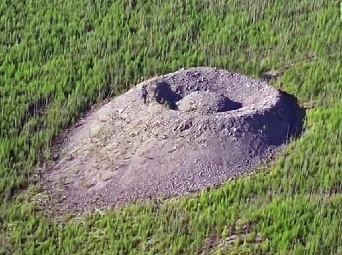  Miệng núi lửa Patomskiy nằm ở Siberia, là một gò đá vôi bí ẩn có đường kính 160m, cao 40m, với một gò nhỏ trung tâm cao 12m. (Ảnh: Wondermondo)