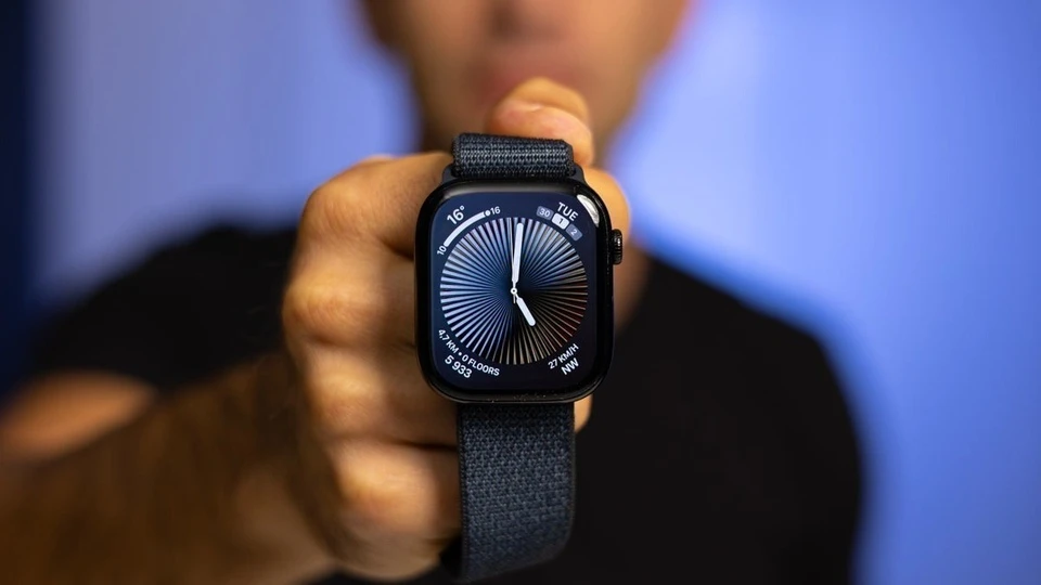 Thay vì dùng vòng bít truyền thống,  Apple Watch sẽ sử dụng cảm biến tích hợp để theo dõi huyết áp một cách tiện lợi hơn.Thiết bị có thể không cung cấp chỉ số huyết áp cụ thể mà chỉ cảnh báo người dùng khi phát hiện huyết áp cao. (Ảnh: Znews)