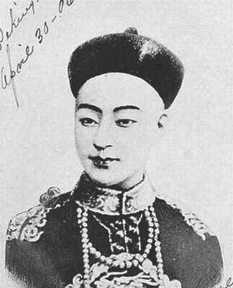 1. Hoàng đế Quang Tự (1871–1908) là vị hoàng đế thứ 11 của nhà Thanh, trị vì từ năm 1875 đến 1908. Ông nổi tiếng với việc bị Từ Hi Thái hậu kiểm soát quyền lực. (Ảnh: Dân Việt)