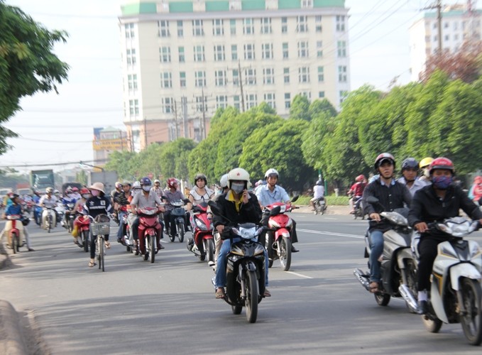 Từ sáng sớm nay, trên khắp nẻo đường hướng về các Khu công nghiệp (KCN), Khu chế xuất (KCX) như Sóng Thần 1,2; Bình Đường, Việt Nam- Singapore; Việt Hương (tỉnh Bình Dương), KCX Linh Trung 1,2; Bình Chiểu; Khu công nghệ cao (TP HCM); KCN Biên Hòa 1,2; Nhơn Trạch (tỉnh Đồng Nai)... hàng trăm nghìn công nhân trở lại làm việc bình thường.