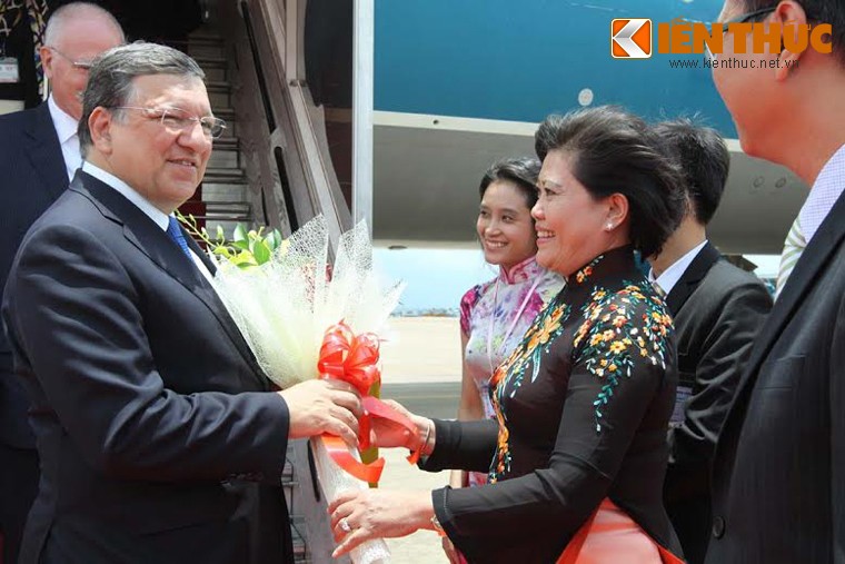 Chiều 26/8, Ngài Jose Manuel Barroso, Chủ tịch Hội đồng đoàn Liên minh châu Âu đã đến thăm TP HCM. Bà Nguyễn Thị Hồng, Phó Chủ tịch UBND TP HCM đã ra sân bay đón đoàn.