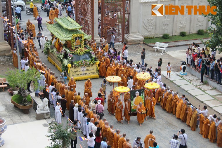 Giữa trưa 16/8, kim quan  Đại lão Hoà thượng Pháp sư Thích Giác Nhiên đã được đưa từ sân bay quốc tế Tân Sơn Nhất về Pháp viện Minh Đăng Quang, phường An Phú, quận 2, TP HCM để tổ chức lễ tang.