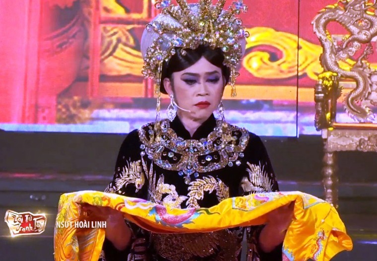 Trong gameshow "Tài tử tranh tài", diễn ra tối 28/12, khán giả được dịp mãn nhãn khi xem giám khảo  Hoài Linh hóa thân vào vai "Thái hậu Dương Vân Nga", vai diễn mang đậm dấu ấn của NSND, tiến sĩ cải lương Bạch Tuyết (giám khảo chương trình Tài tử tranh tài).