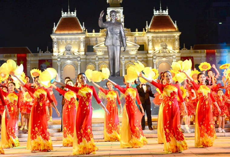 Tượng đài Chủ tịch Hồ Chí Minh đặt trang trọng trước UBND thành phố. Đây là nơi người dân và du khách khắp nơi trên thế giới thường đến thăm viếng khi tới  TP HCM. Ảnh Quang Định/TTO.