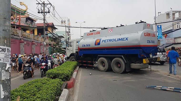 Chiều ngày 8/12, chiếc xe bồn Petrolimex chở nhiên liệu (xăng, dầu) (thuộc Tập đoàn xăng dầu Việt Nam) lưu thông qua cầu Chánh Hưng hướng từ quận 8 qua cầu Nguyễn Tri Phương (quận 5), TP HCM.