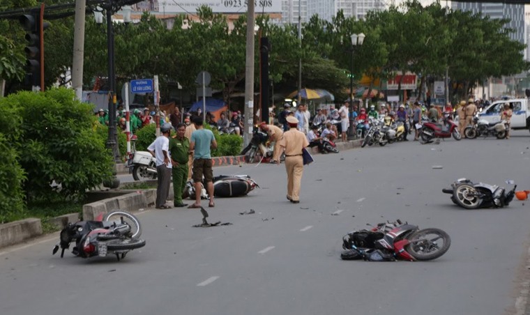 Đến hơn 19h tối nay (2/1), hiện trường vụ tai nạn nghiêm trọng xe du lịch 4 chỗ tông 9 xe máy làm 5 người trọng thương vẫn đang được Công an quận 7, TP HCM tiến hành phong toả để khám nghiệm, xử lý.