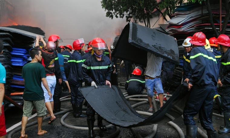 Đến 10h sáng nay (1/8), sau hơn 6 tiếng đồng hồ hoành hành, đám  cháy xưởng nhựa ở Sài Gòn tại Công ty TNHH SX và TM Tuấn Thông, đường Võ Văn Vân, xã Vĩnh Lộc B, huyện Bình Chánh, TP HCM đã cơ bản được khống chế. Tuy nhiên, hàng chục chiến sĩ cứu hỏa vẫn đang tiếp tục phun nước để tránh đám cháy bùng phát trở lại.