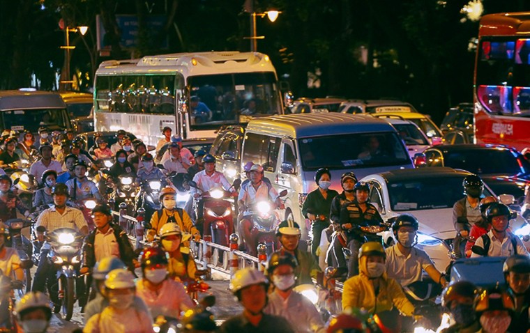 Đến tận khuya hôm qua (30/12), nhiều tuyến đường từ các bến xe, bến tàu, nhà ga... vẫn còn đông kín phương tiện.