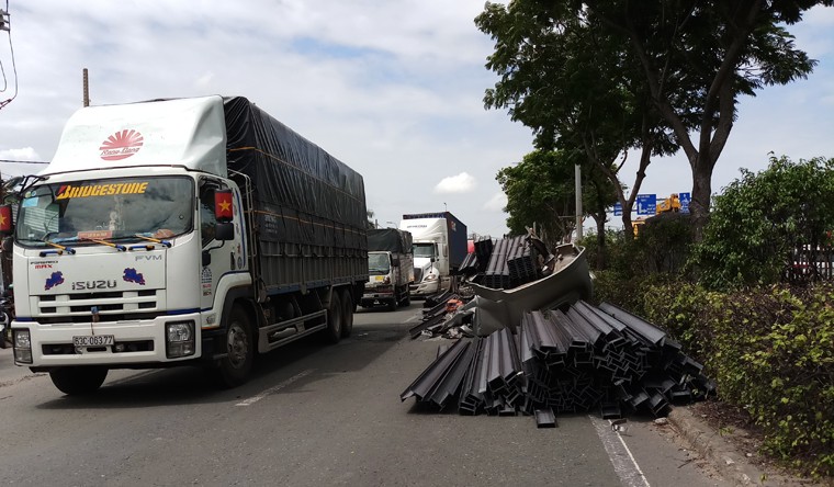 Theo thông tin ban đầu vụ tai nạn kinh hoàng  sắt đâm nát đầu xe tải, chiều 9/6, anh Nguyễn Văn Tiến (29 tuổi, quê Bà Rịa - Vũng Tàu) điều khiển chiếc xe đầu kéo mang biển số 72C-078.59 chở hàng trăm thanh sắt lưu thông trên quốc lộ 1A theo hướng quận Thủ Đức đi quận 12.