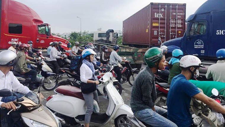 Hàng ngày, hàng vạn phương tiện, nhất là xe tải, xe đầu kéo container... từ các hướng đường Vành đai 2, Đồng Văn Cống, Nguyễn Thị Định, Mai Chí Thọ dồn dập đổ về  nút giao thông Mỹ Thủy (quận 2, TPHCM) để vào các cảng Cát Lái, Phú Hữu; đường cao tốc TPHCM - Long Thành - Dầu Giây, cầu Phú Mỹ... nên khiến nút giao này luôn trong tình trạng quá tải vì kẹt xe...  