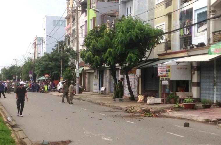 Khoảng hơn 16h chiều nay (16/7), đúng vào giờ cao điểm hàng chục nghìn công nhân công ty Pouchen tan ca, cùng với phương tiện lưu thông đông đúc qua đường Trần Văn Giàu, phường Tân Tạo, quận Bình Tân, TPHCM thì bất ngờ từ trên tòa nhà cao tầng giữa khu dân cư gạch đá, bình chữa cháy, mảnh kính, chậu kiểng, cây sắt...bay vèo vèo xuống đường.