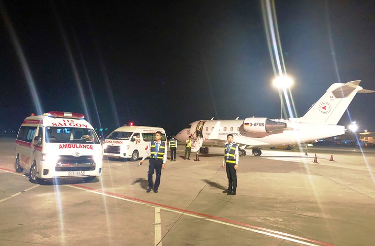 Đúng 4h40 rạng sáng nay (10/1), trực thăng y tế Air Ambulance đưa ba  du khách Saigontourist trúng bom ở Ai Cập cuối cùng đã đáp xuống sân bay quốc tế Tân Sơn Nhất (TP HCM).    