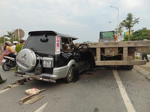 1. Thanh Hóa: Xe 7 chỗ tông đuôi xe đầu kéo, ngày hỏi vợ thành đại tang Khoảng 4h 30 sáng 19/7, tại QL 1A đoạn qua thị trấn Hà Trung - Thanh Hóa, xe ô tô 7 chỗ BKS 37A-096.33 do tài xế là Hồ Tuấn Sáu (SN 1966) điều khiển đang lưu thông hướng Nghệ An - Hà Nội thì bất ngờ mất lái tông thẳng vào đuôi xe đầu kéo BKS 36R-002.01 đi cùng chiều. Vụ tai nạn làm 3 người thiệt mạng, 5 người bị thương. Được biết, đây là xe chở gia đình nhà trai tới nhà gái ở Bắc Giang để làm đám cưới, một trong số những người bị trọng thương có chú rể.