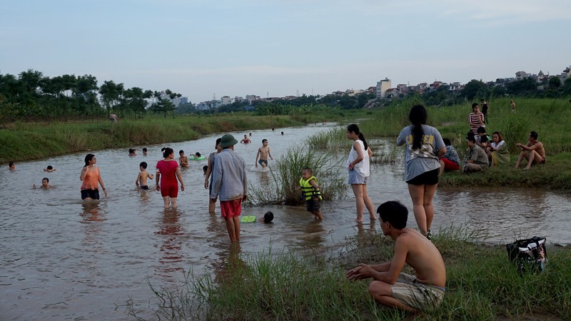 Sông Hồng đoạn qua địa phận phường Tứ Liên thu hút rất đông người dân Thủ đô đến bơi, tắm giải nhiệt những ngày thời tiết nóng nực.