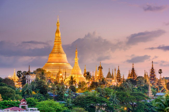 Khi  du lịch Myanmar, bạn nên đến chùa Shwedagon: Đây là một công trình tôn giáo quan trọng và là địa điểm du lịch hấp dẫn nhất tại thành phố Yangon. Tới đây, du khách có thể chiêm ngưỡng các tòa tháp chứa hài cốt của nhà sư hay cổng được trạm rồng.