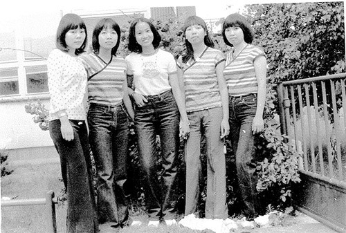 Năm 1982, áo phông, quần jeans ống vẩy - món đồ gây bão của thập niên 1970 xuất hiện lác đác ở những gia đình có điều kiện tại miền Bắc. Lúc này, phong cách thời trang người dân chịu ảnh hưởng của những ban nhạc thập niên 1970 và những sàn nhạc disco. Ảnh: hanoionline.edu.vn.