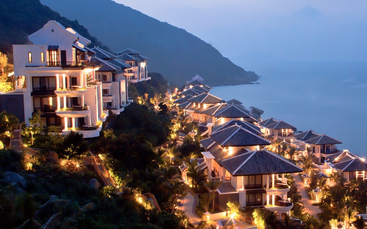 1. InterContinental Danang Sun Peninsula Resort Nằm giữa những ngọn đồi huyền thoại của bán đảo Sơn Trà, InterContinental Danang Sun Peninsula Resort - Khu Du lịch Sinh thái Biển Bãi Bắc được mệnh danh là một kiệt tác nghệ thuật hơn là một khu nghỉ dưỡng đơn thuần. Đây là địa điểm nghỉ ngơi của 21 lãnh đạo các nền kinh tế thành viên APEC trong Tuần lễ Cấp cao  APEC 2017 (6 - 11/11) tại Đà Nẵng. Ảnh: BVPL.