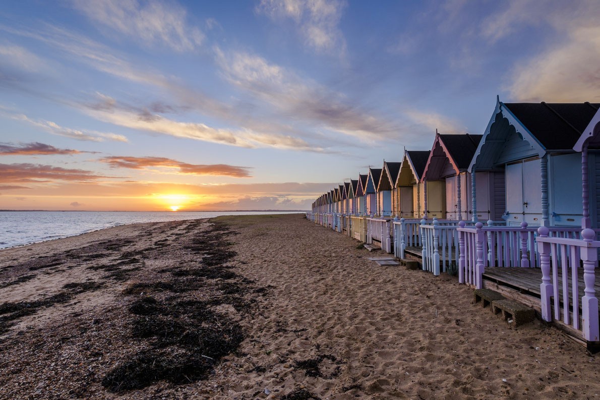  Đảo Mersea (Essex - Vương quốc Anh) Đảo Mersea là hòn đảo đông dân cư nhất ở Anh, nằm ngoài khơi bờ biển của quận và 9 dặm (14 km) về phía đông nam của Colchester. Các ngành công nghiệp chính ở Mersea là nuôi trồng, đánh bắt cá, nuôi trồng sò, du lịch và phục vụ cho ngành công nghiệp giải trí. Có hai khu định cư chính trên đảo, thị trấn nhỏ của West Mersea và làng East Mersea, cộng với một ấp nhỏ ở Barrow Hill phía bắc West Mersea. Hầu hết dân số Mersea sống ở West Mersea, đây là nơi có thể tìm thấy gần như tất cả các cửa hàng, nhà nghỉ và nhà hàng... Dãy túp  lều trên biển nơi đây thu hút khách du lịch bởi sự gần gũi với thiên nhiên và màu sắc cực kì bắt mắt.