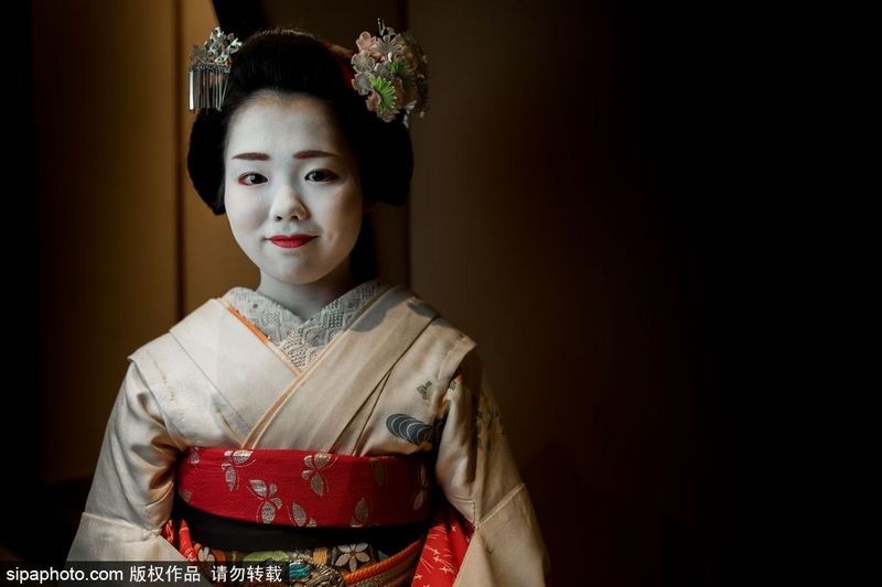 Maiko (hay còn còn là "vũ kỹ") là tên gọi dành cho các Geisha thực tập sinh tại Nhật Bản. Họ thường vào nghề từ khi còn rất trẻ khoảng 15 đến 20 tuổi. Trong ảnh là Umechie 20 tuổi, từ Yokohama. Cô là Maiko của nhà hàng Umeno và đã có 5 năm theo học nghề này.