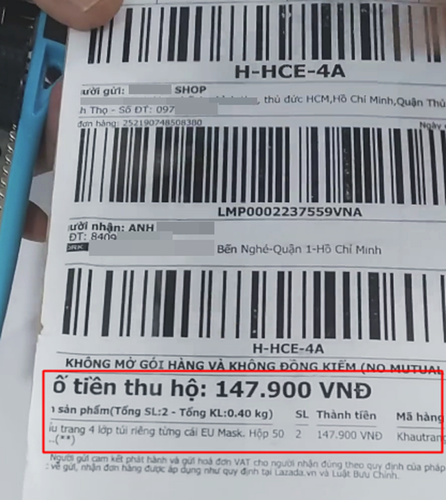 Mặt hàng khẩu trang luôn khan hiếm mỗi lần dịch bệnh COVID-19 bùng phát, đi đôi với điều này chính là việc nhiều khách hàng bị "dính cú lừa" từ việc  mua hàng online khi họ nhận về toàn những thứ "khó đỡ". Điển hình như trường hợp xảy ra mới đây, chàng trai như đứng hình khi nhận về toàn giấy vệ sinh mà không thấy một chiếc khẩu trang nào.