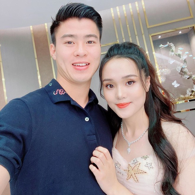 Quỳnh Anh (vợ cầu thủ Duy Mạnh) và Nhật Linh (vợ cầu thủ Văn Đức) là 2 nàng  WAGs có hạnh phúc viên mãn nhất trong làng bóng đá ở thời điểm hiện tại.