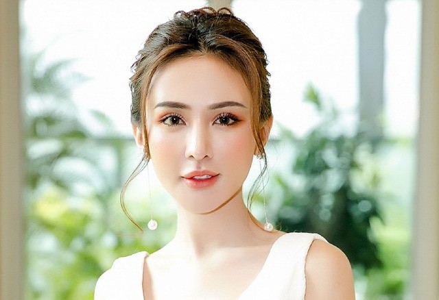 Kelly tên thật là Nguyễn Thụy Tú Anh (14/09/1990), cô thuộc thế hệ hot girl 9X đời đầu tại Sài Thành, được mọi người biết đến khi tham gia cuộc thi Miss teen 2008.