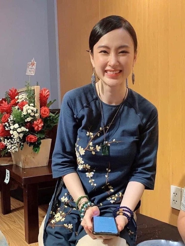  Angela Phương Trinh từng là nữ hoàng thị phí của làng giải trí khi thường xuất hiện "lồng lộn" trên sân khấu với những bộ cảnh khoe thân đôi khi hơi phản cảm, đời tư ồn ào.