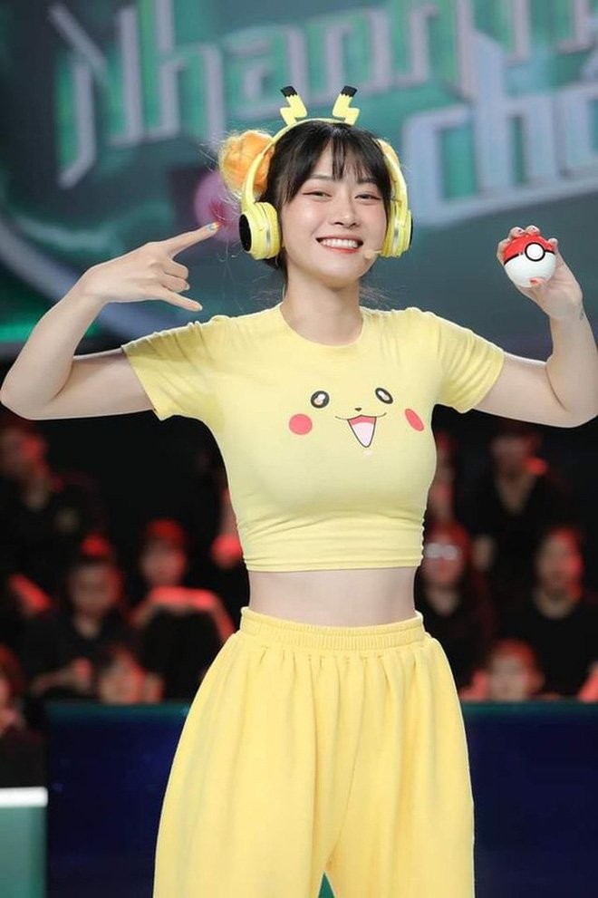 Sau khi lên sóng truyền hình với bộ trang phục Pikachu bó sát khoe trọn đường cong của cơ thể, cái tên  Lê Bống đã trở nên quen thuộc với cộng đồng mạng. Bởi vậy, mọi động thái của cô đều thu hút sự chú ý của mọi người.