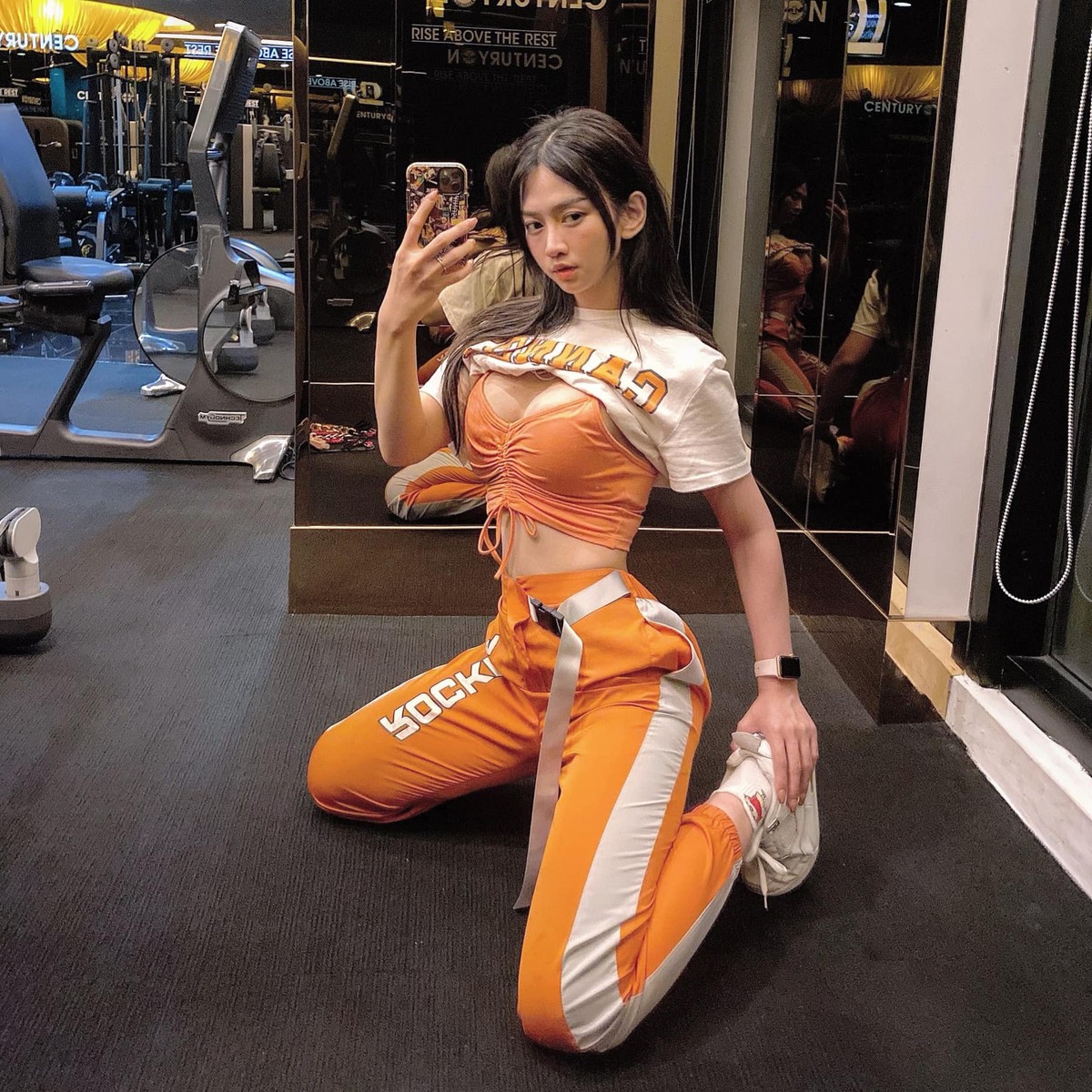 Lê Bống, tên thật Lê Xuân Anh được biết đến là " hot girl phòng gym", cô nàng sở hữu thân hình đáng ngưỡng mộ, Bống trở thành một trong những cái tên rất được hâm mộ trong giới gymer hiện nay.