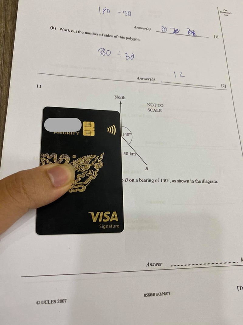 Mới đây, trên mạng xã hội xuất hiện câu chuyện về  rich kid sinh năm 2004 lấy thẻ Visa Signature có hạn mức 2 tỷ đồng làm thước kẻ khiến cư dân mạng choáng váng. Vậy nên màn lấy thẻ ATM làm thước kẻ nói trên khiến nhiều người bàn tán xôn xao, bởi chỉ học lớp 11 mà đã có trong tay chiếc thẻ "quyền lực" này thì không biết gia đình còn "khủng" cỡ nào.