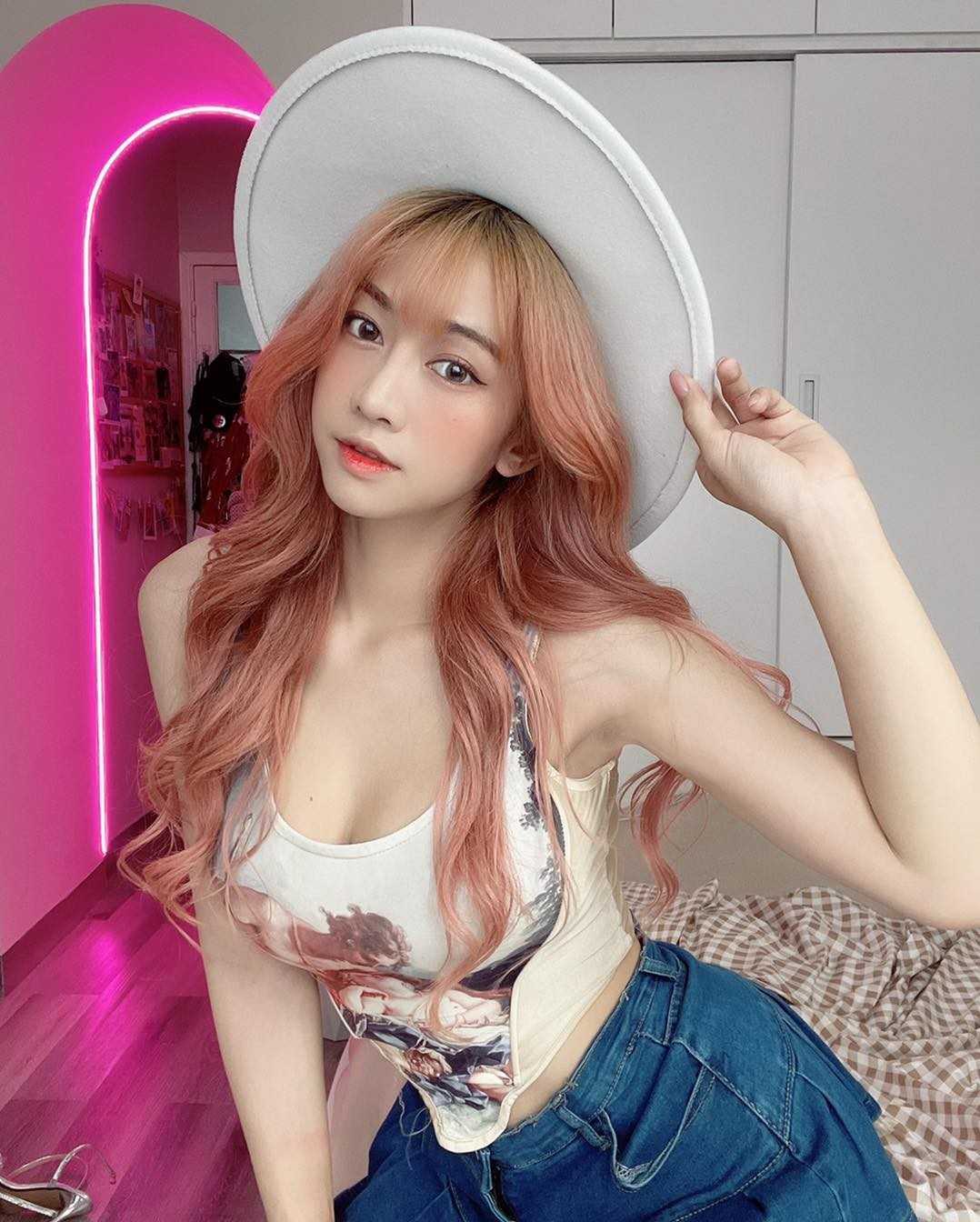  Lê Bống (Lê Xuân Anh, sinh năm 1995) được biết đến là một trong những hot girl TikTok nóng bỏng sở hữu lượt follow khủng, cô còn tham gia làm youtube, đóng phim, MV, người mẫu ảnh.