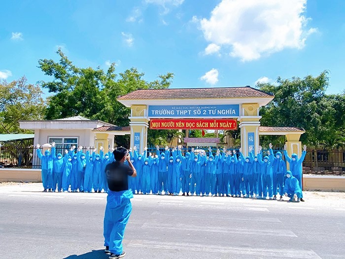 Mới đây, một bộ  ảnh kỷ yếu được chủ tài khoản Huy Nguyễn đăng tải trong hội nhóm gây chú ý đến netizen vì ý tưởng độc đáo của nó. Chẳng cần váy vóc điệu đà hay trang điểm lộng lẫy, các cô cậu học sinh lớp 12A3 của trường THPT Số 2 Tư Nghĩa, Quảng Ngãi lại lựa chọn đồ bảo hộ chống COVID-19 để làm đồng phục.