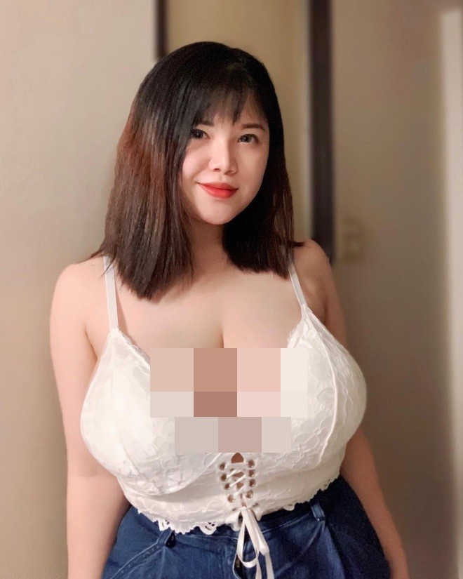 Võ Thị Thu Trang (sinh năm 2000, người Hải Dương) nổi tiếng với danh xưng " hot girl ngực khủng" từ năm 2017 khi sở hữu vòng 1 quá khổ, số đo lên tới 110cm.