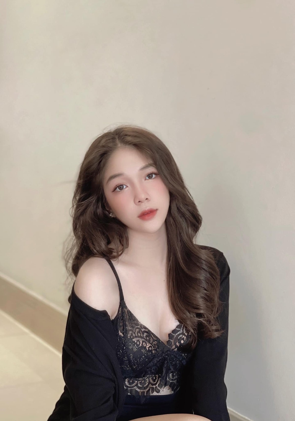 Hoàng Thị Kiều Oanh (sinh năm 2003, Vũng Tàu) là  hot girl khá nổi trên mạng xã hội. Cô nàng sở hữu nhan sắc ngọt ngào, không kém phần gợi cảm.