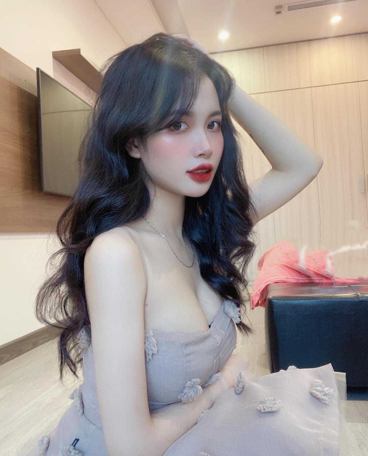 Nguyễn Vân Anh là  hot girl đang gây chú ý thời gian qua nhờ sở hữu vẻ đẹp "lạ" như nàng thơ trong cổ tích.