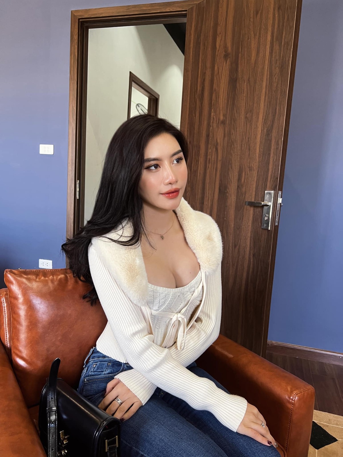 Trang Tracy (sinh năm 1993, tên thật là Lê Thu Trang) là " hot girl phòng gym" nổi tiếng trong cộng đồng mê gym.