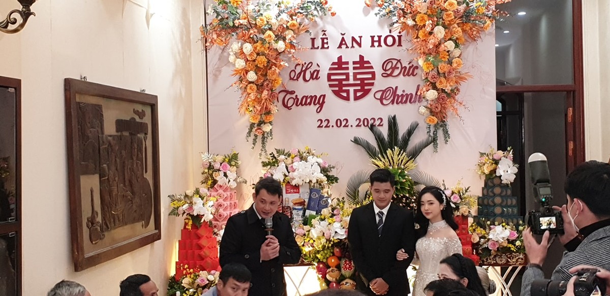 Mới đây, cư dân mạng ngỡ ngàng trước thông tin cầu thủ  Hà Đức Chinh tổ chức lễ ăn hỏi với bạn gái hot girl.