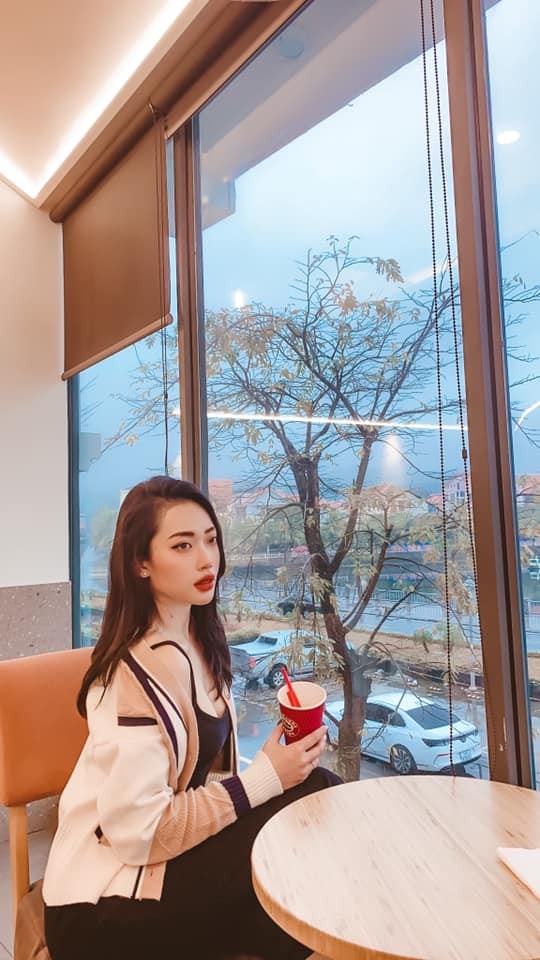 Trần Hoàng Yến sinh năm 1996, quê ở Quảng Ninh, là  hot girl được nhiều người biết đến sau khi chia sẻ câu chuyện giảm cân, "lột xác" ngoạn mục.