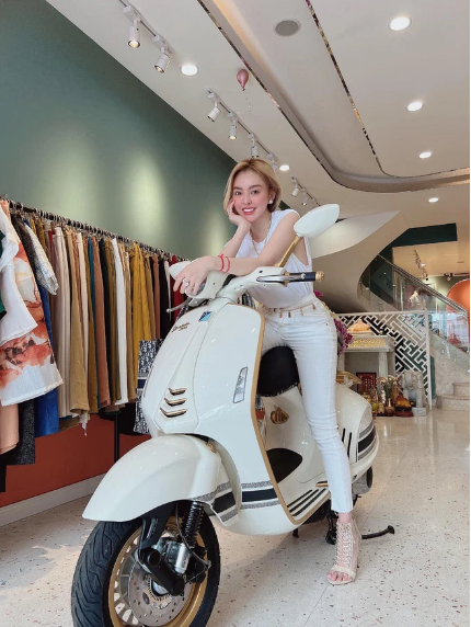 Mới đây,  Trang Nemo gây chú ý trên MXH khi khoe tấm ảnh chụp cùng chiếc Vespa 946 Christian Dior có giá trị gần 1 tỷ đồng.