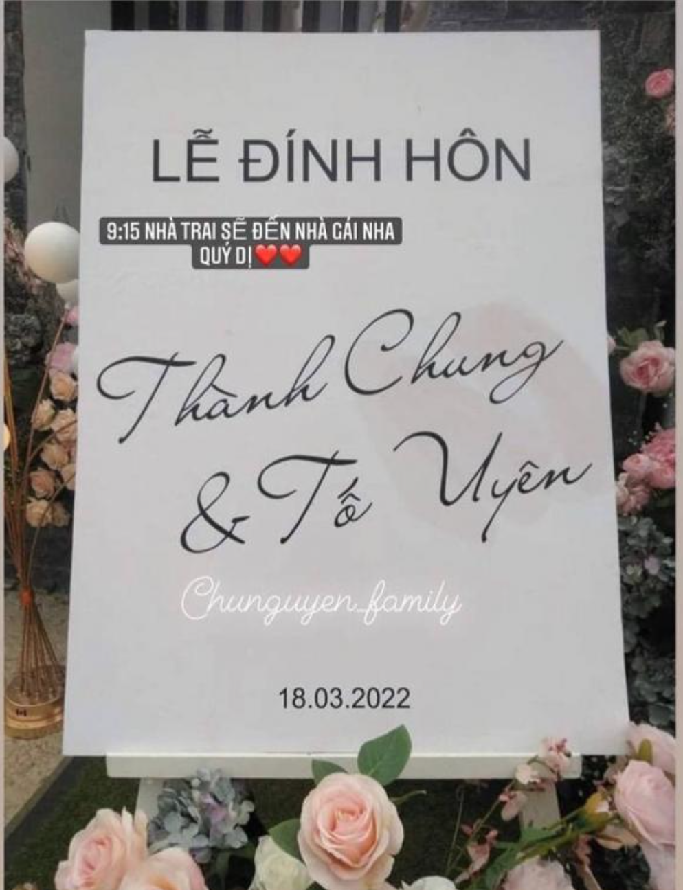 Lễ đính hôn của trung vệ  Nguyễn Thành Chung và cô dâu Ngô Tố Uyên đã diễn ra vào sáng 19/3 tại Tuyên Quang - quê nhà của cả hai.