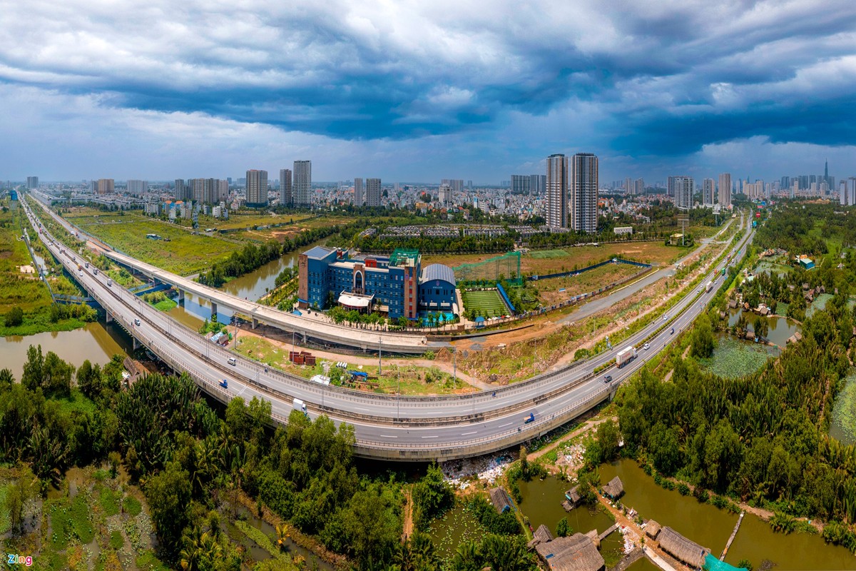 Dự án với tổng chiều dài gần 3,4 km, mặt đường ngang 20 m, gồm 4 làn xe có 2 đoạn song hành bên phải đường dẫn vào cao tốc TP.HCM - Long Thành - Dầu Giây. Trong đó, đoạn 1 dài 2,7 km nối đường Mai Chí Thọ với đường Đỗ Xuân Hợp (TP Thủ Đức); đoạn 2 dài hơn 600 m, nối đường D11 với đường vành đai 2.