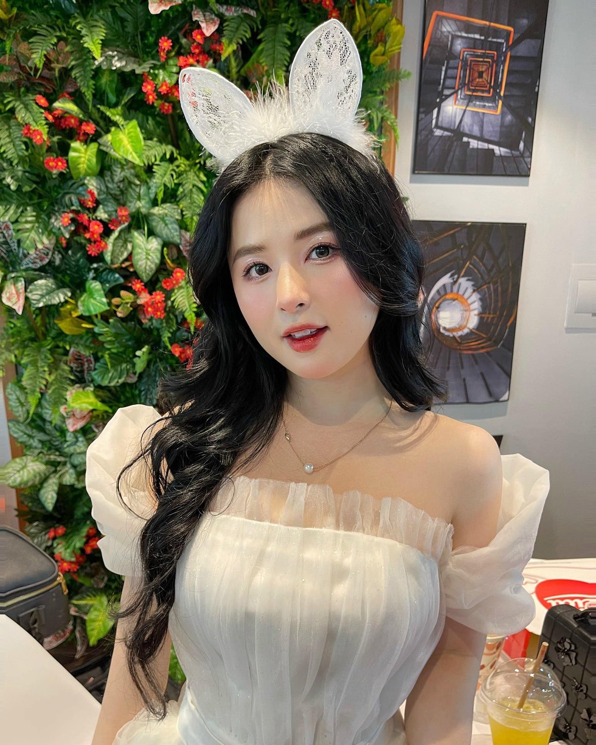 Thảo Nari được nhiều bạn trẻ biết đến là hot girl,  nữ streamer nổi tiếng trong cộng đồng game thủ Việt Nam.