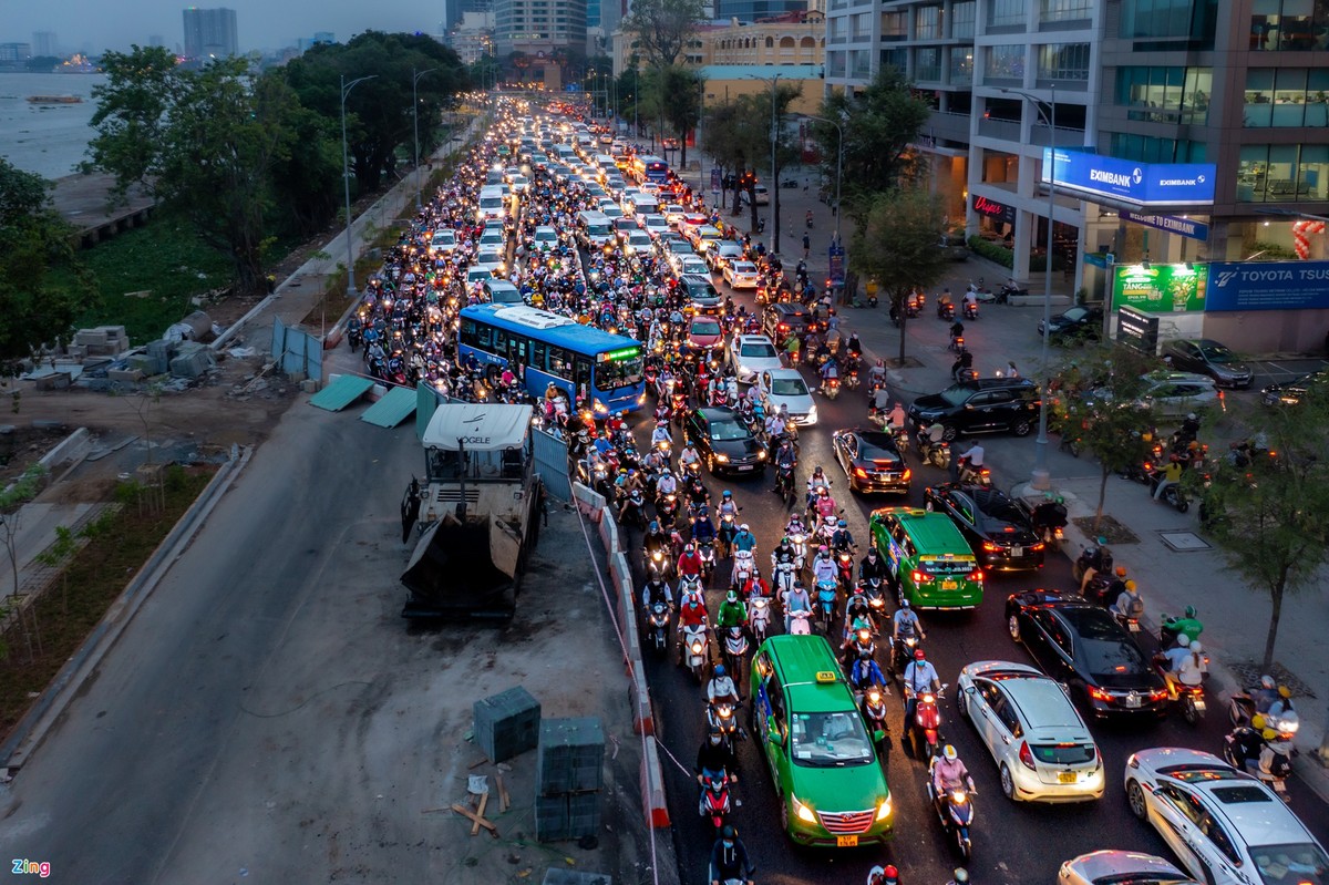 Giờ cao điểm buổi sáng và tối, khu vực  cầu Thủ Thiêm 2 ở phía trung tâm TP.HCM thường xuyên bị kẹt xe. Tại đây, vẫn còn một đoạn đường được rào chắn để thi công, phục vụ dự án.