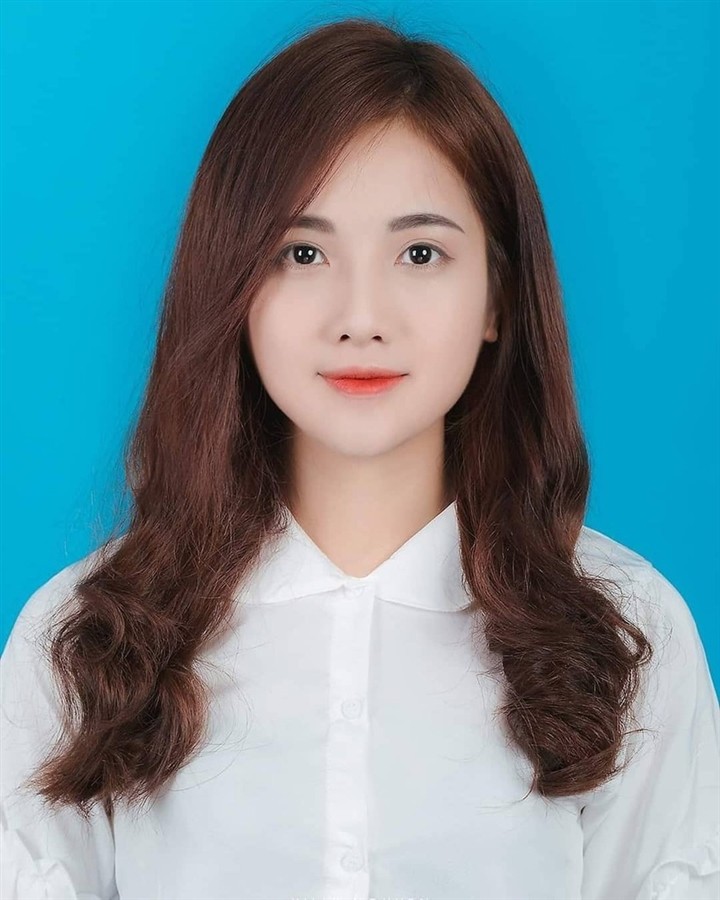 Khương Thị Thanh Hằng hay còn được biết đến với biệt danh Hằng Bee, sinh năm 2002, đến từ Hà Nam là  hot girl từng được biết đến với những hình ảnh xinh đẹp trong bộ đồng phục.